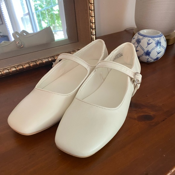 Forever 21 Cream Flats with Strap - Picture 6 of 7